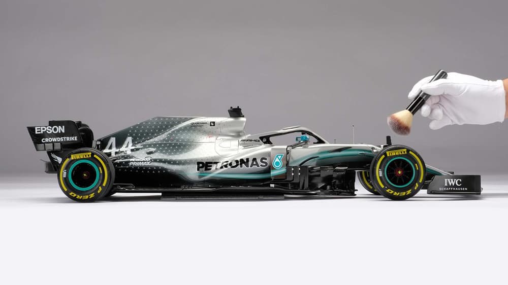 Sở hữu mô hình xe đua Công thức 1 của Lewis Hamilton với giá 35.000 USD