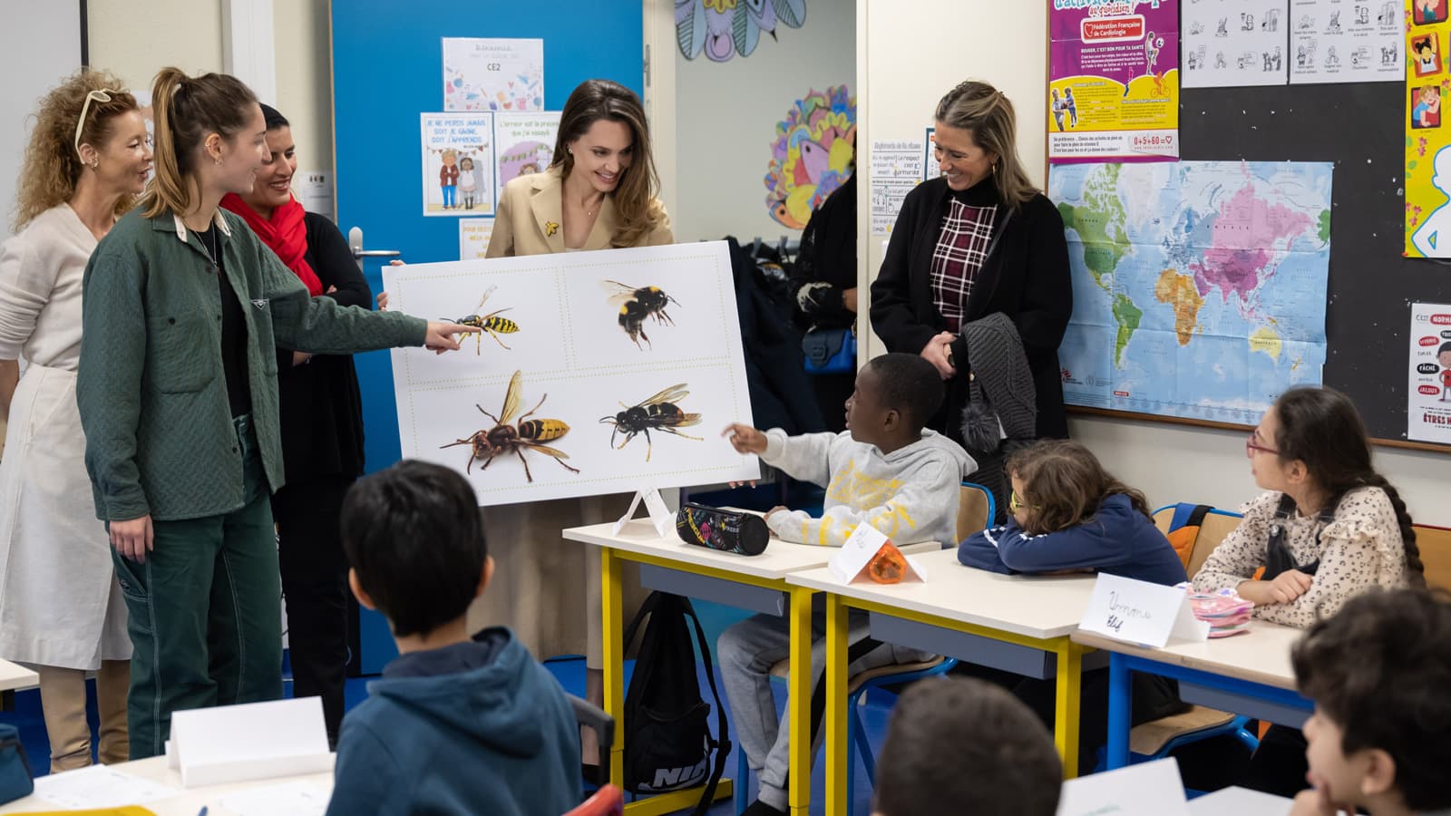 Angelina Jolie cùng Guerlain dạy cách nuôi ong cho trẻ em tại Pháp