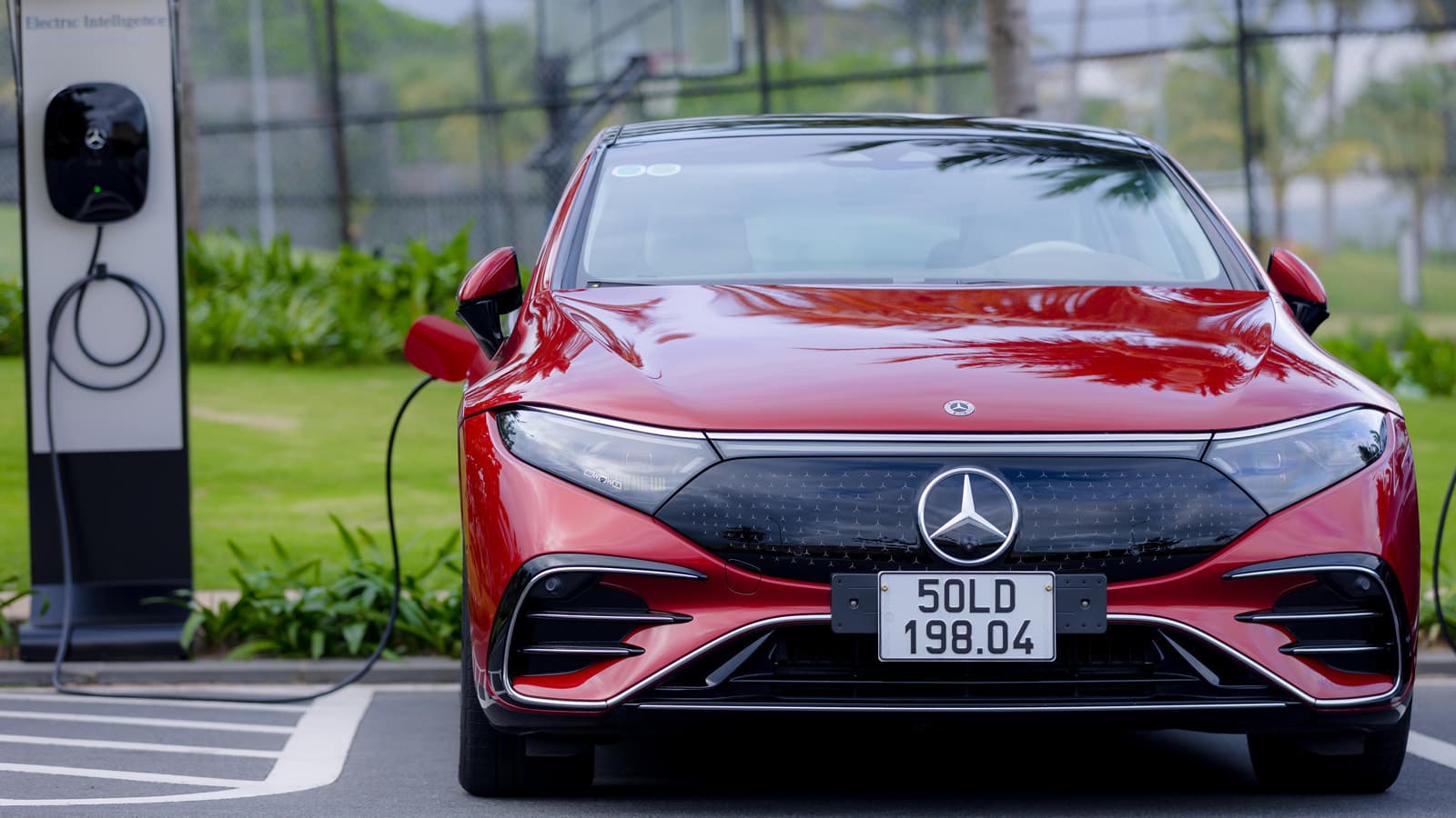 Mercedes-Benz Việt Nam tặng kèm bộ sạc tại nhà cho khách mua xe điện chính
